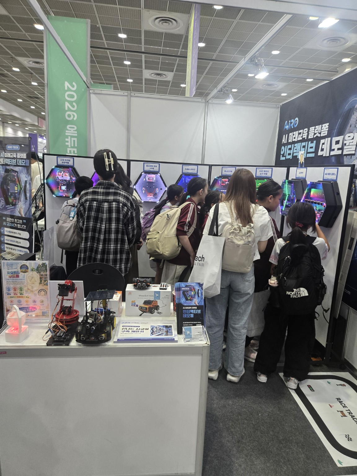 코엑스 전시장에서 인터랙티브 육각 모듈을 체험하는 관람객